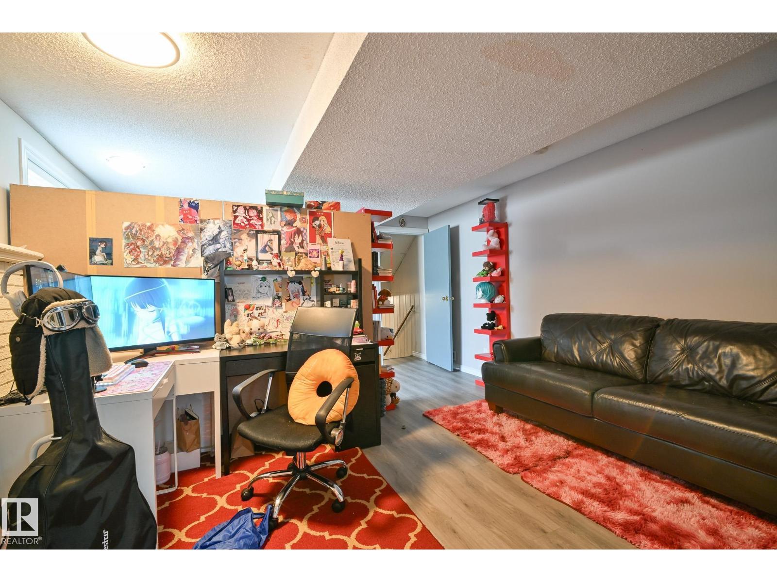 Photo 18 of 8304 157 Av Nw, Edmonton AB