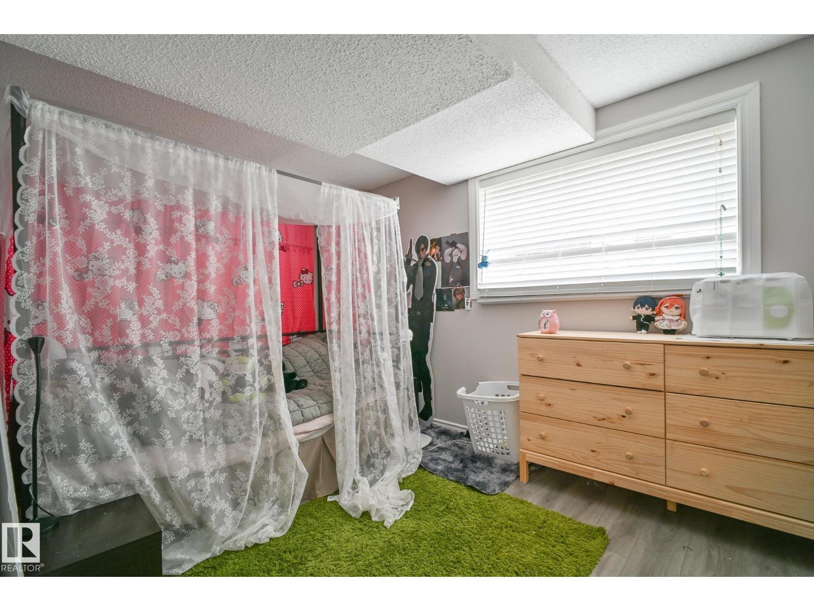 Photo 33 of 8304 157 Av Nw, Edmonton AB