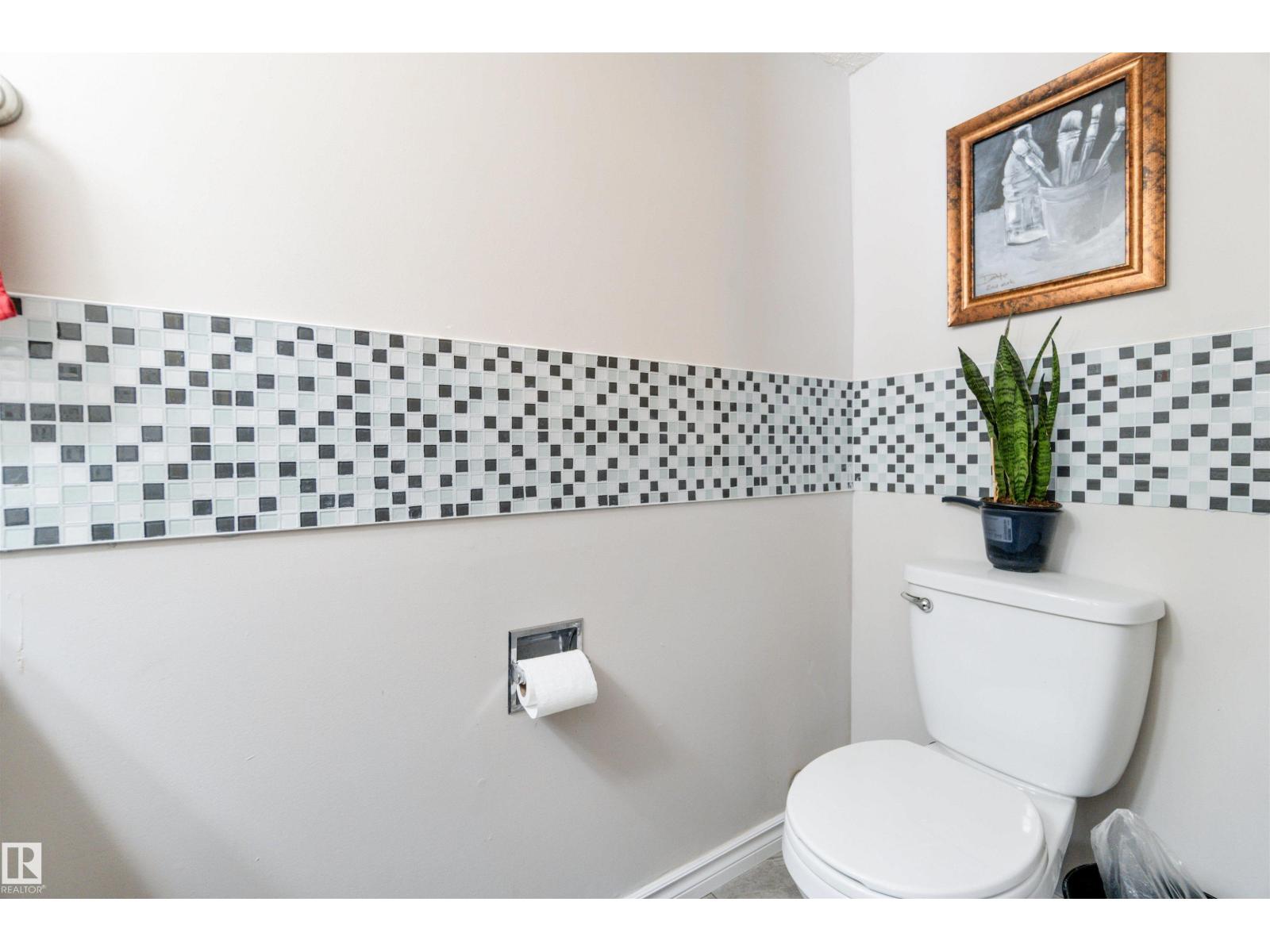 Photo 32 of 8304 157 Av Nw, Edmonton AB