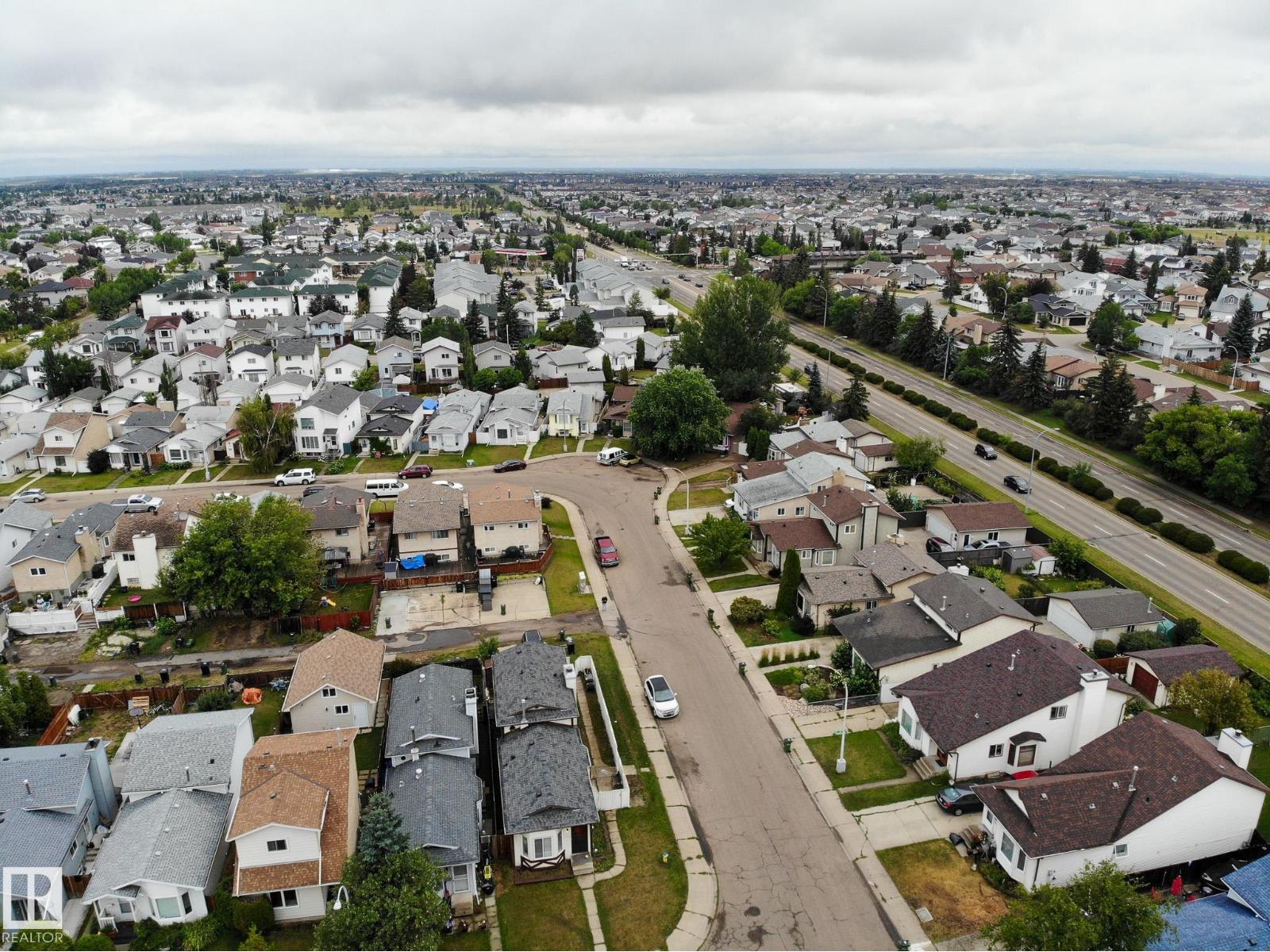 Photo 24 of 8304 157 Av Nw, Edmonton AB