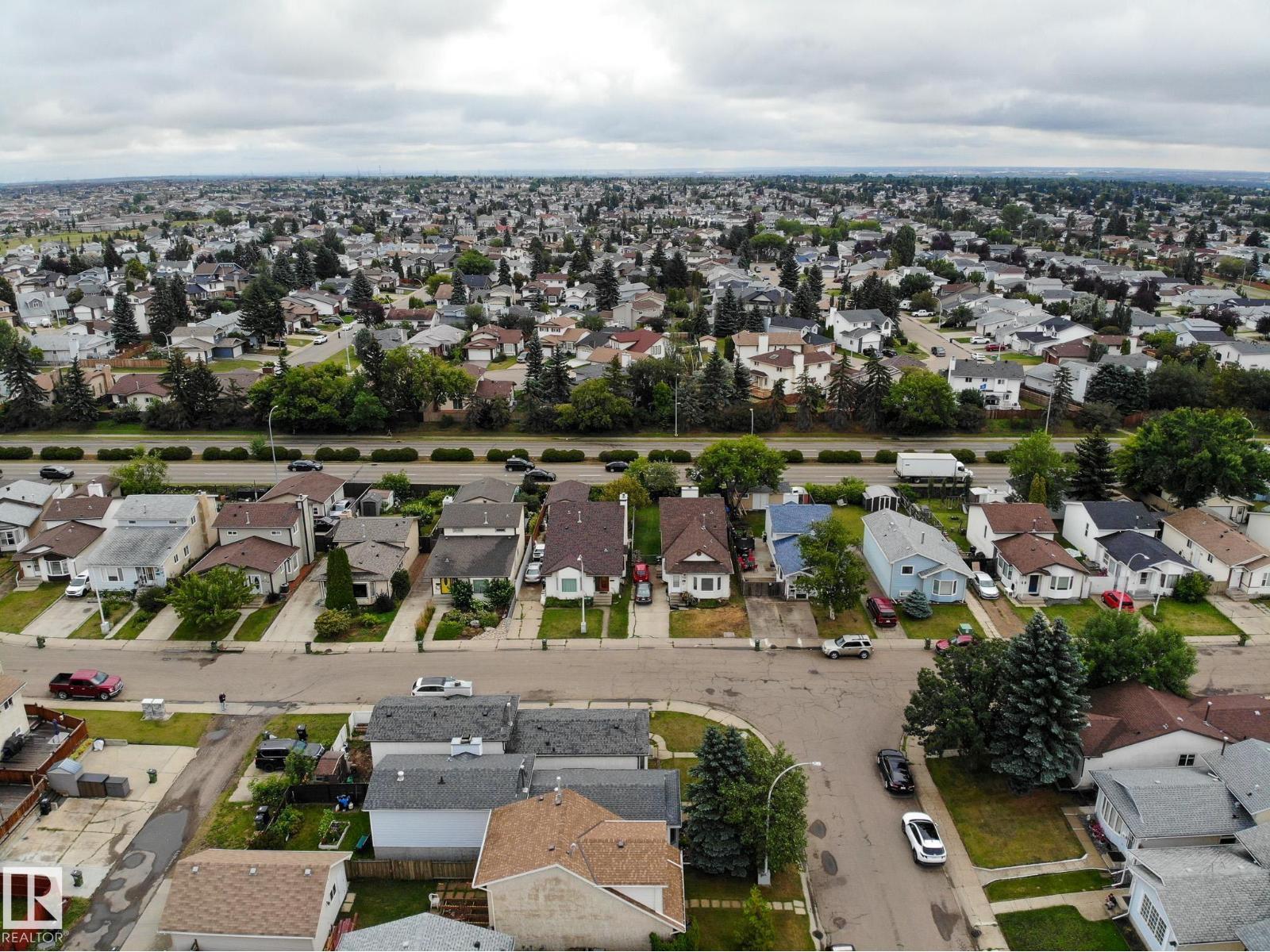 Photo 7 of 8304 157 Av Nw, Edmonton AB