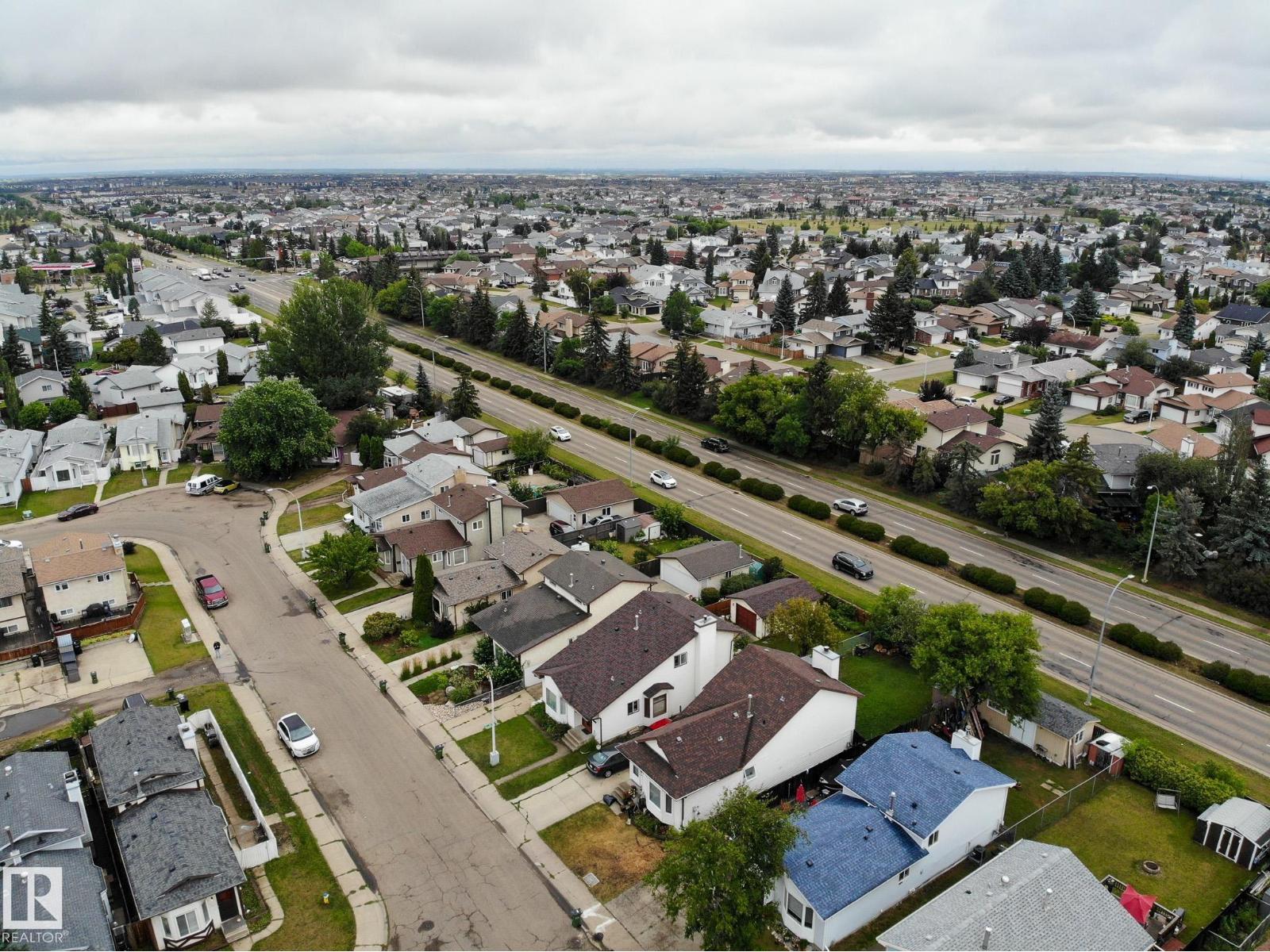 Photo 10 of 8304 157 Av Nw, Edmonton AB