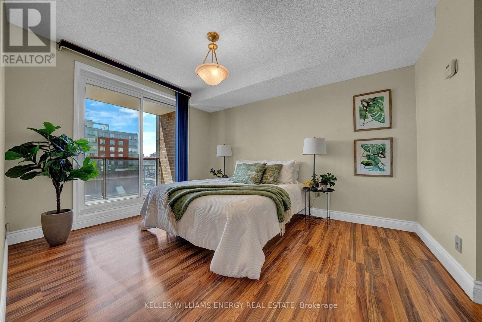 Photo 4 of 302 80 Athol Street E, Oshawa ON