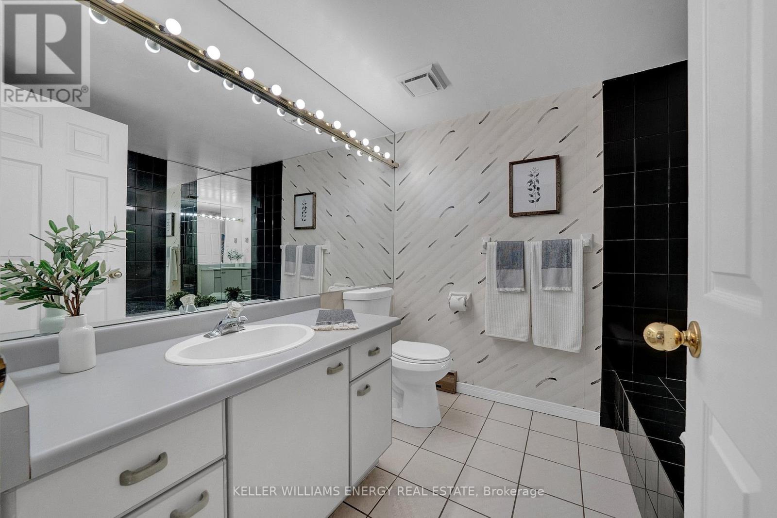 Photo 12 of 302 80 Athol Street E, Oshawa ON