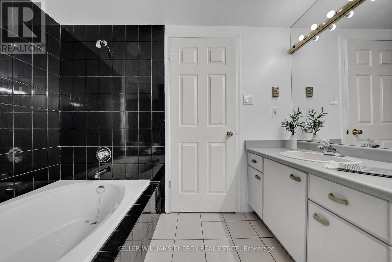 Photo 2 of 302 80 Athol Street E, Oshawa ON