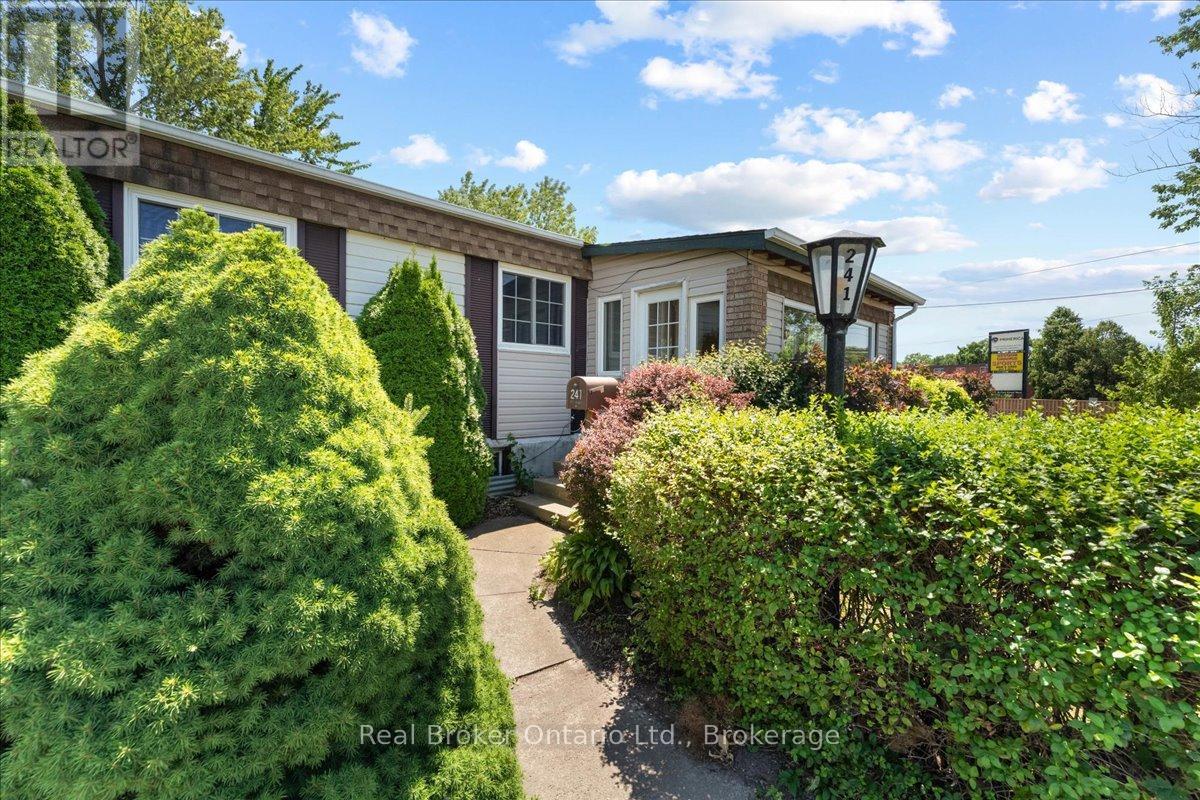 Photo 4 of 241 241 St Paul Street W, St Catharines ON
