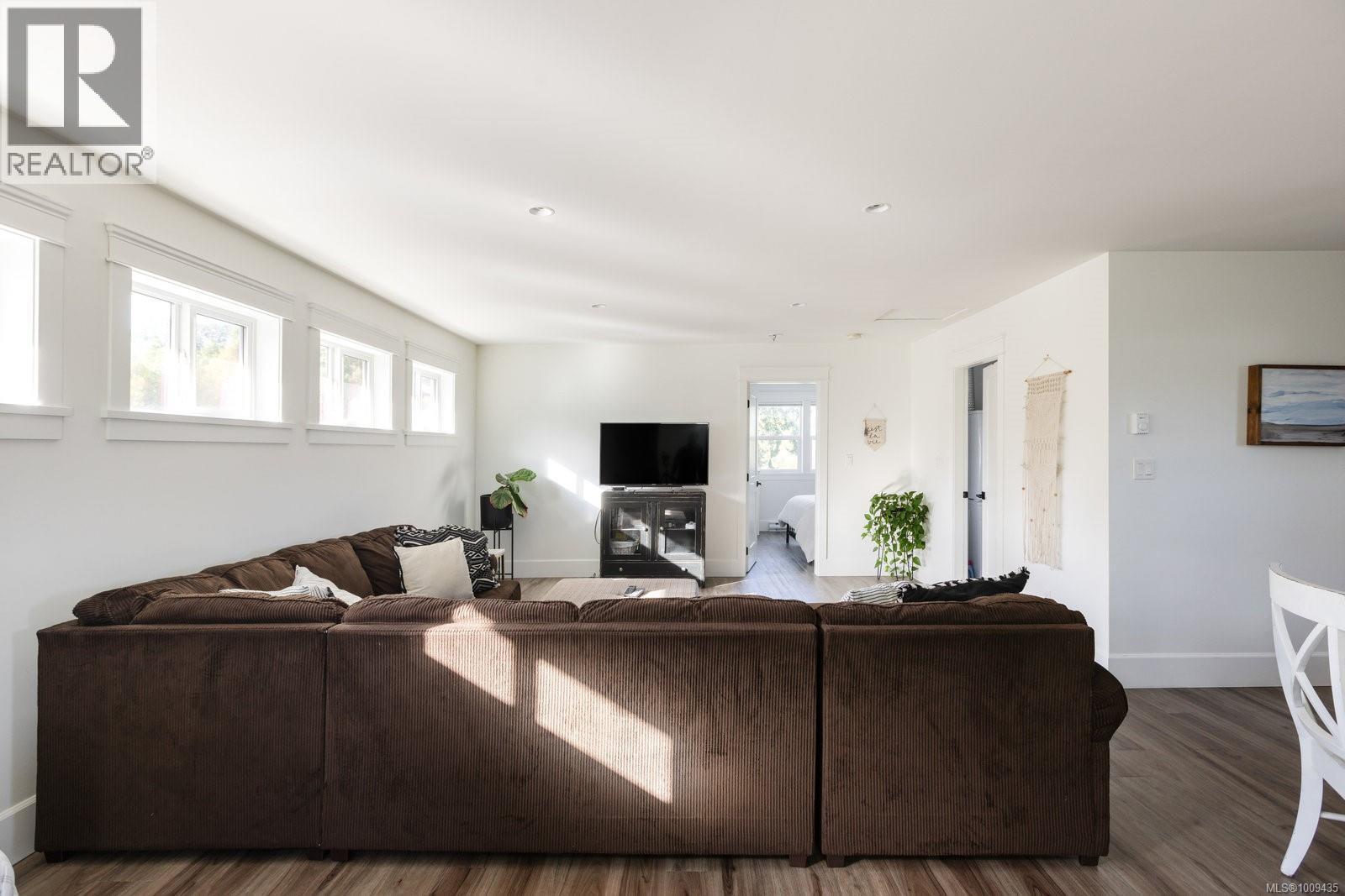  1527 Mount Newton Cross Road, Central Saanich