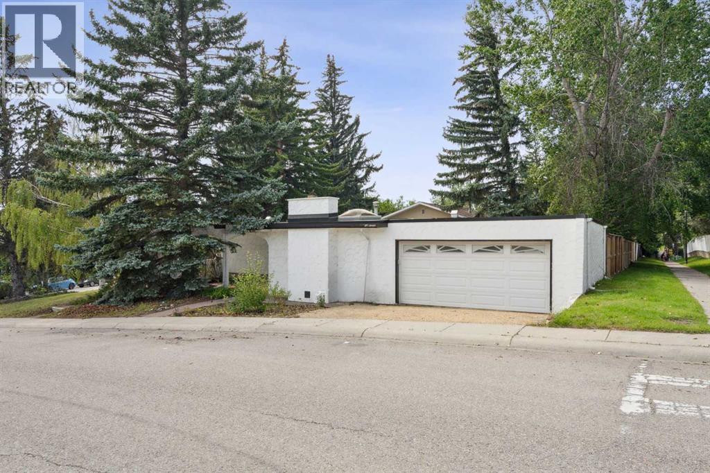 Single Family House Bungalow for Sale in  Dalgleish Bay NW Dalhousie Calgary 