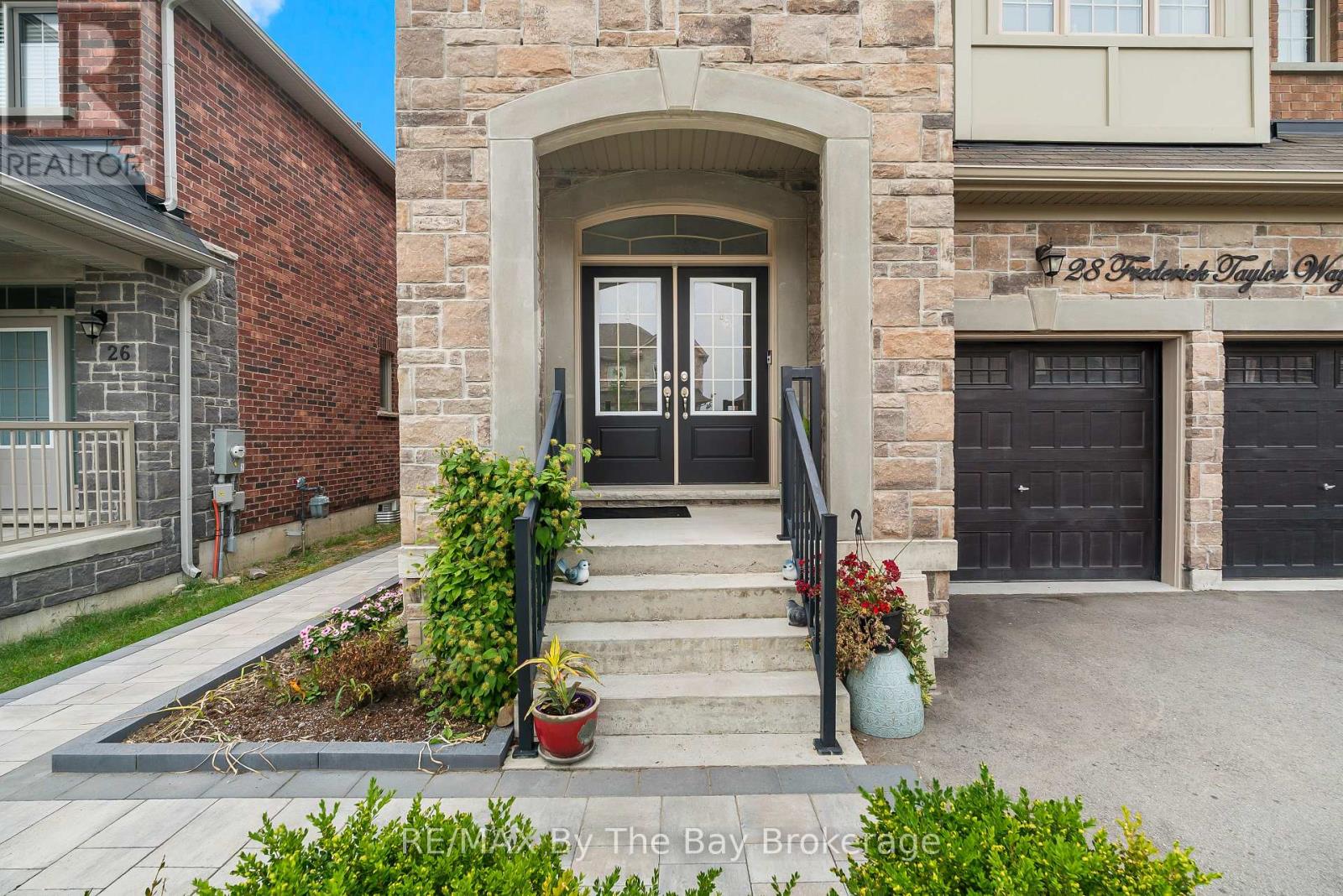 Photo 6 of 28 Frederick Taylor Way, East Gwillimbury ON