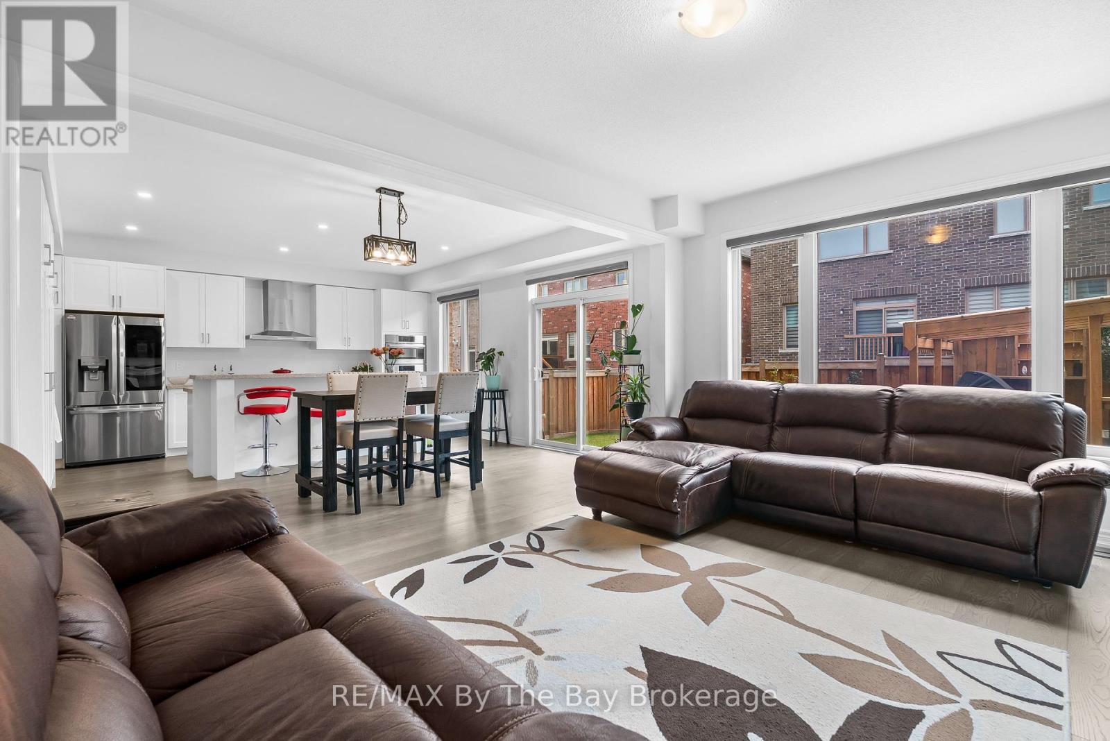 Photo 5 of 28 Frederick Taylor Way, East Gwillimbury ON