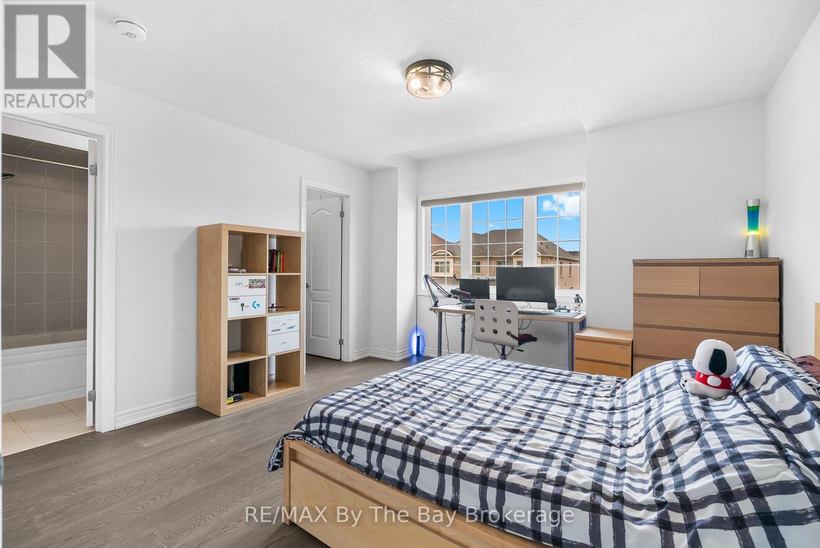 Photo 2 of 28 Frederick Taylor Way, East Gwillimbury ON