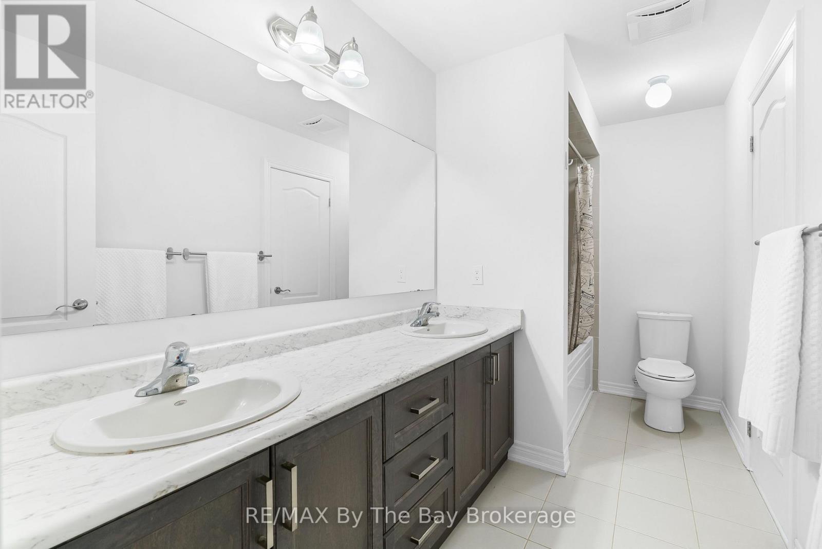 Photo 32 of 28 Frederick Taylor Way, East Gwillimbury ON