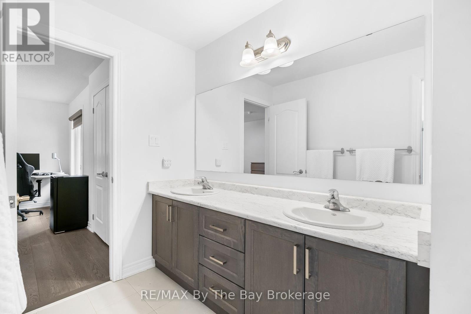 Photo 26 of 28 Frederick Taylor Way, East Gwillimbury ON