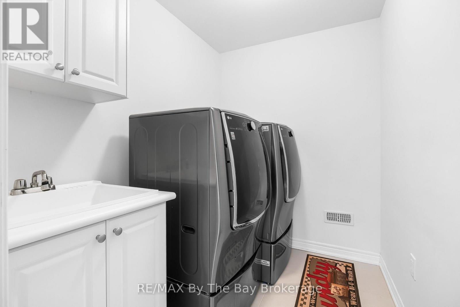 Photo 43 of 28 Frederick Taylor Way, East Gwillimbury ON