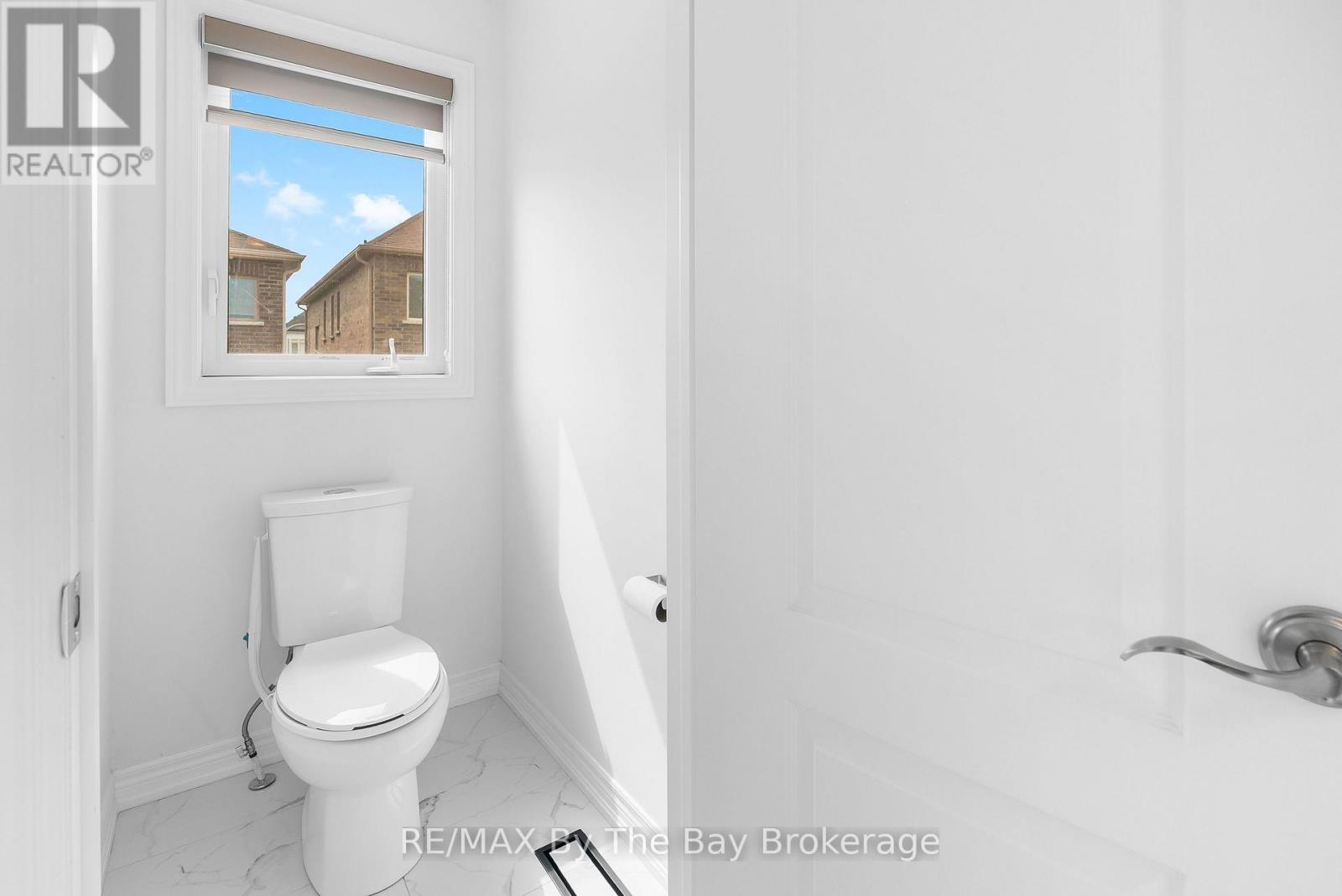 Photo 4 of 28 Frederick Taylor Way, East Gwillimbury ON