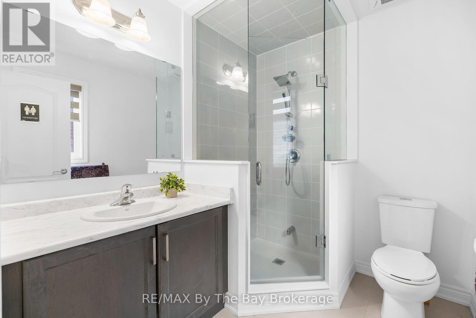 Photo 9 of 28 Frederick Taylor Way, East Gwillimbury ON