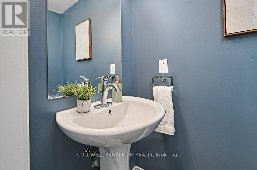 Photo 12 of 360 Doak Lane, Newmarket ON