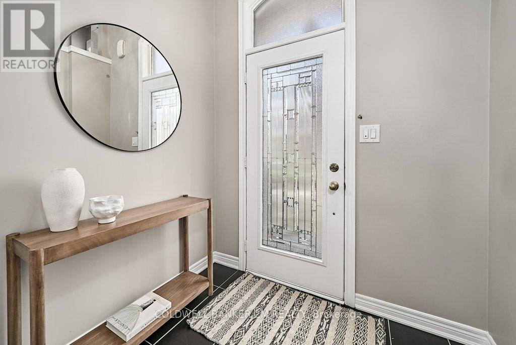 Photo 33 of 360 Doak Lane, Newmarket ON