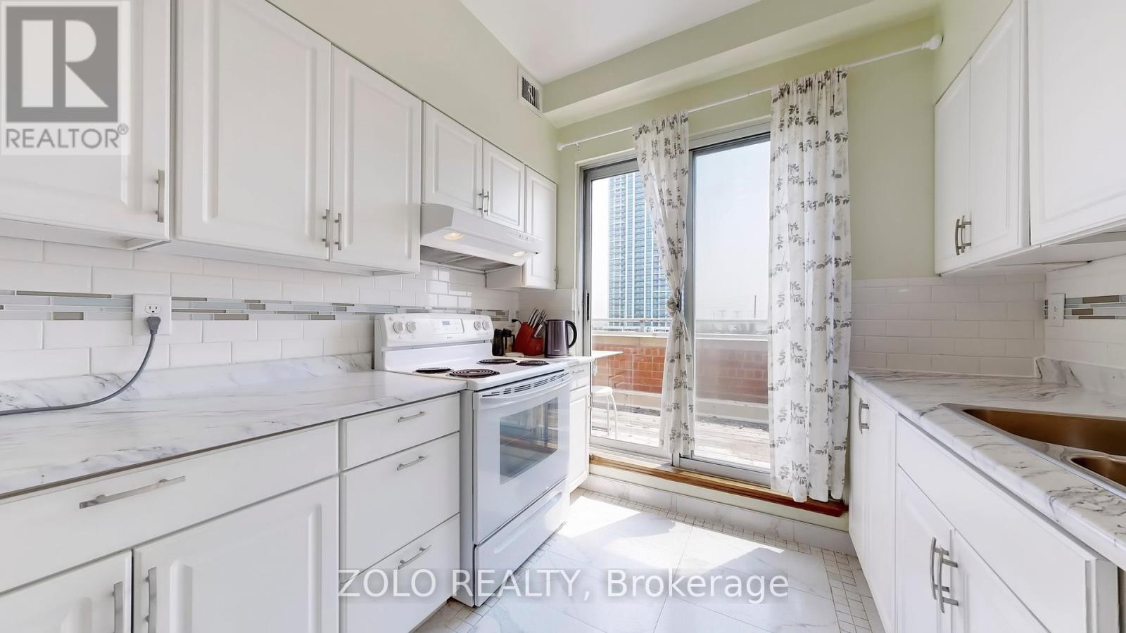 Photo 7 of Ph 4 9 Chalmers Road, Richmond Hill ON