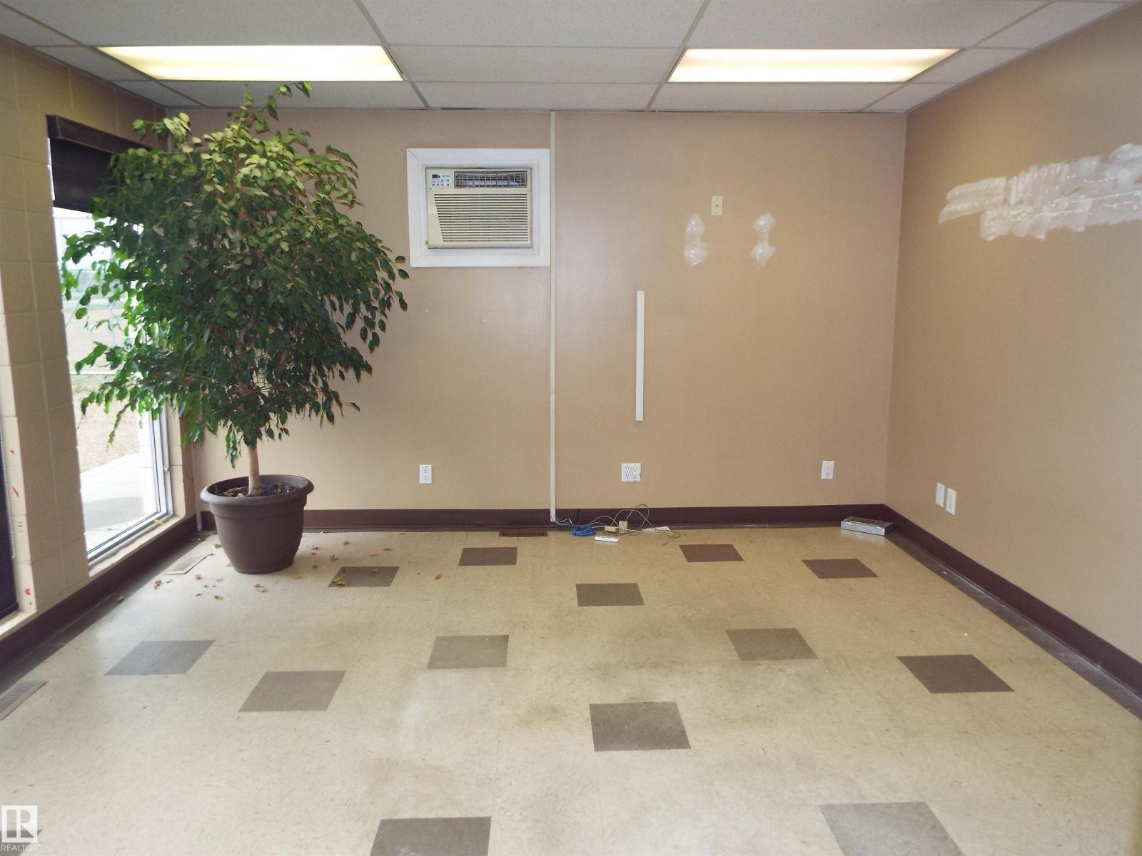 Photo 2 of 5904 44 A St, Leduc AB