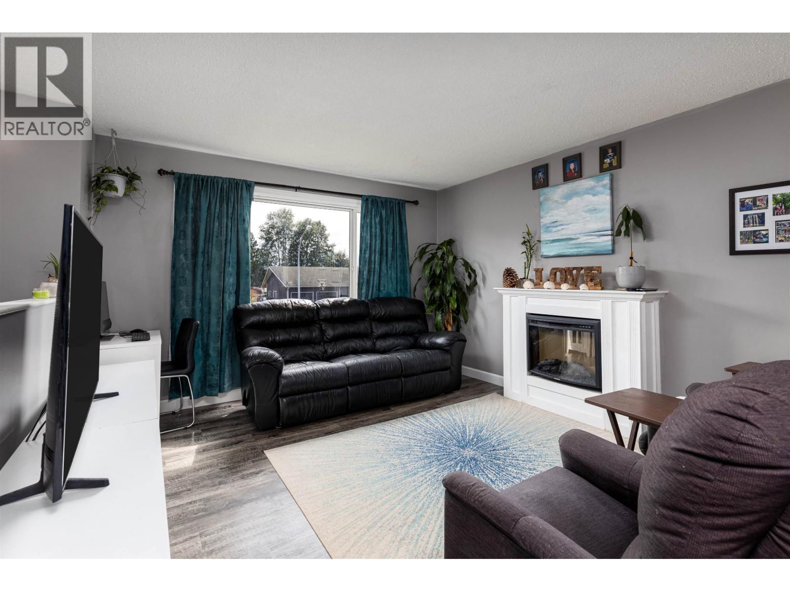 4912 LABELLE Avenue, Terrace