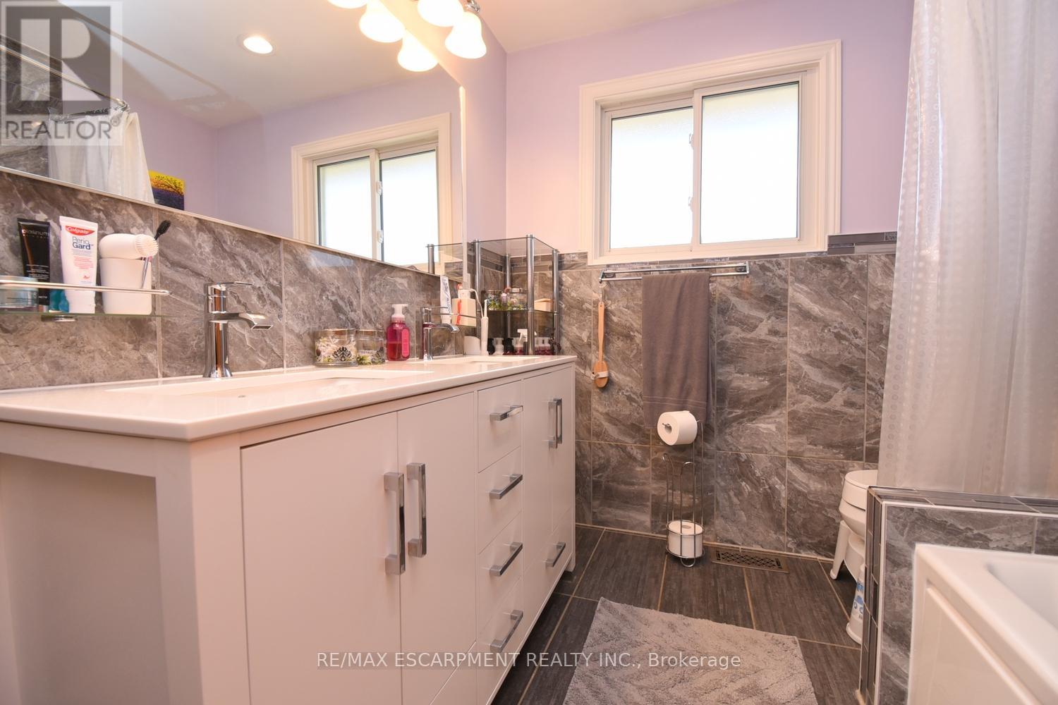 Photo 14 of 54 Chester Road, Hamilton ON