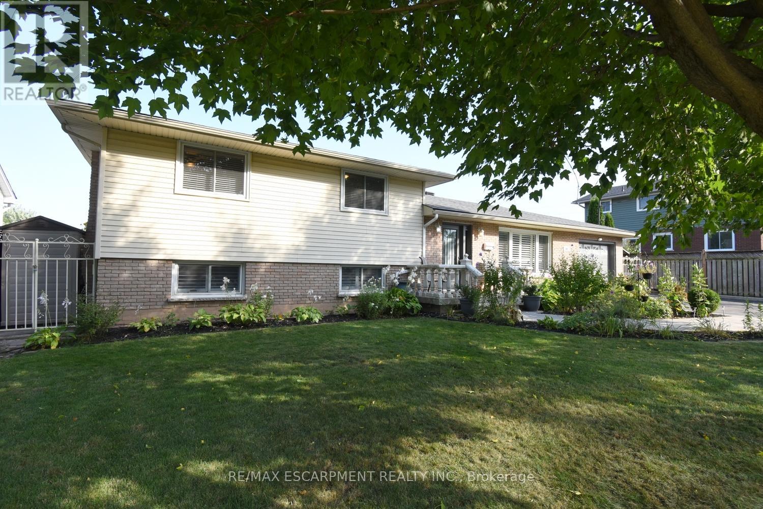 Photo 2 of 54 Chester Road, Hamilton ON
