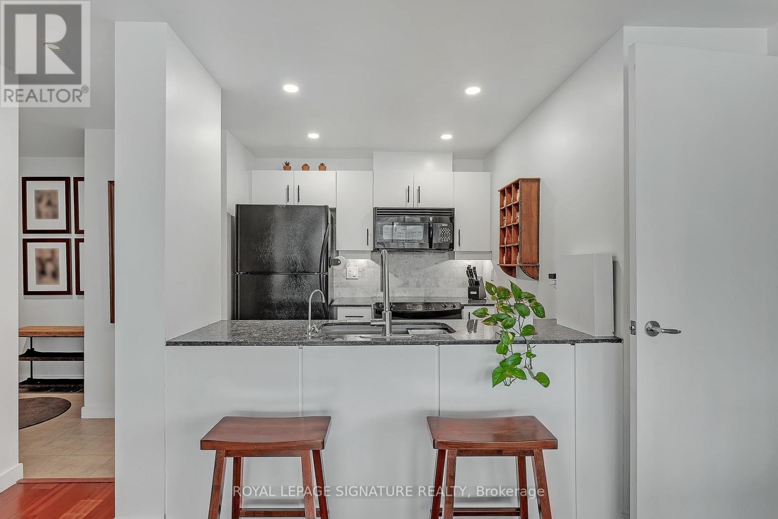 Photo 2 of 1002 285 Mutual Street, Toronto ON