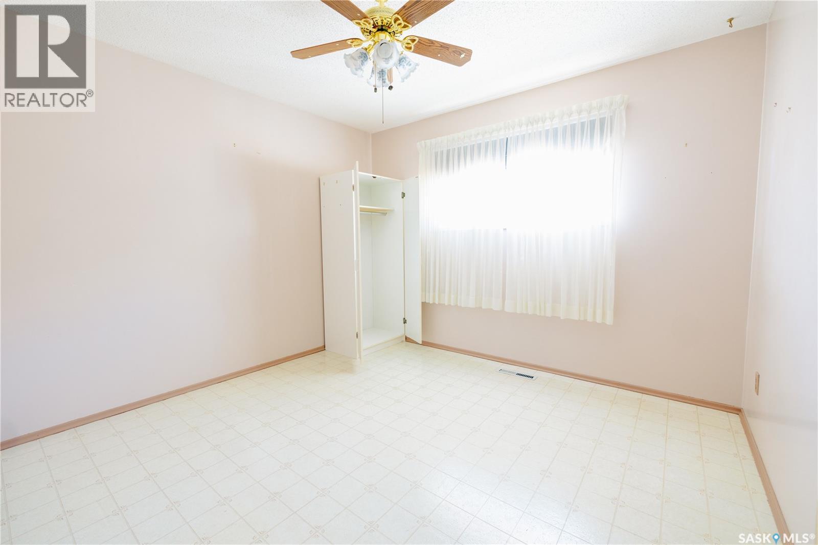 Photo 21 of 224 Logan Crescent, Regina SK