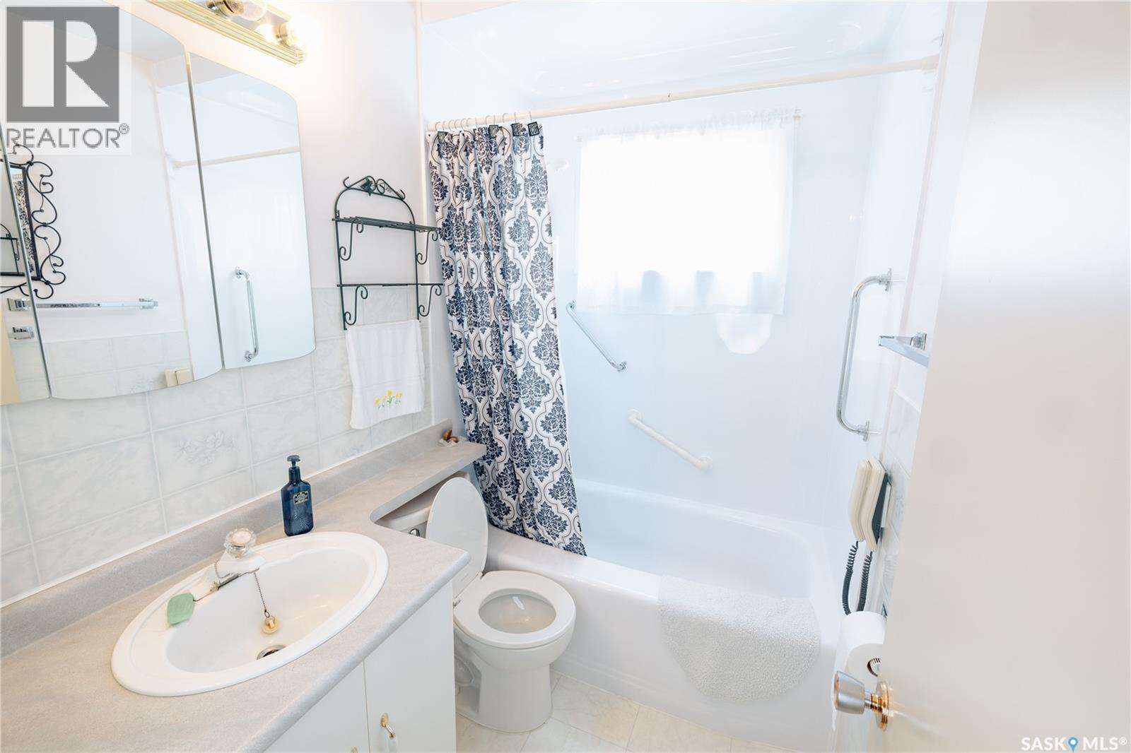Photo 30 of 224 Logan Crescent, Regina SK