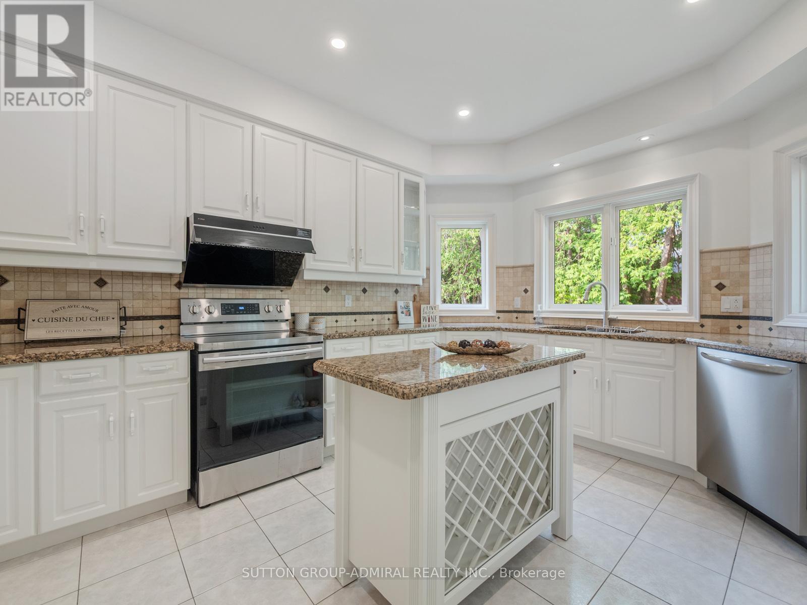 Photo 34 of 8 Tivoli Avenue, Richmond Hill ON