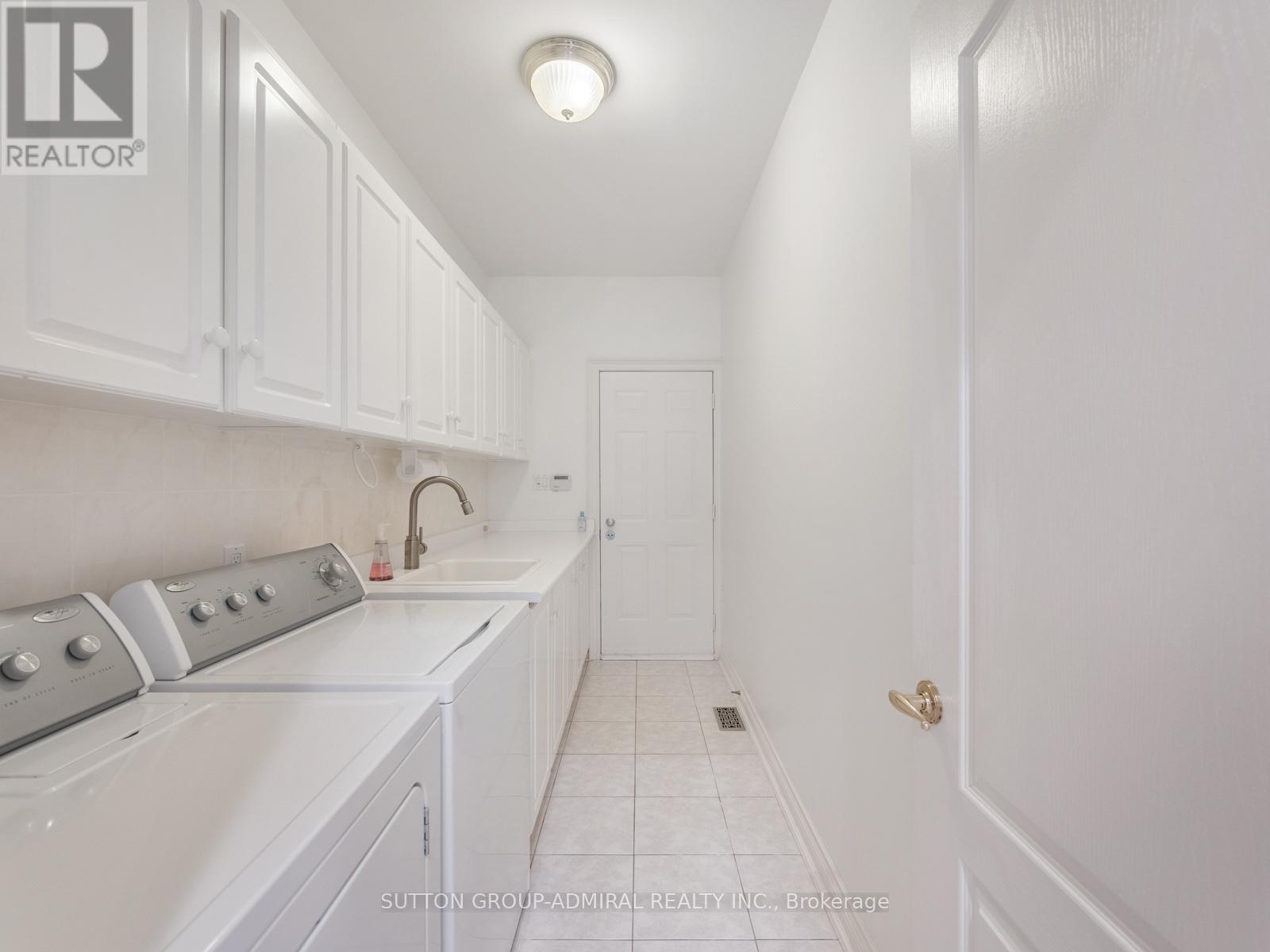 Photo 28 of 8 Tivoli Avenue, Richmond Hill ON