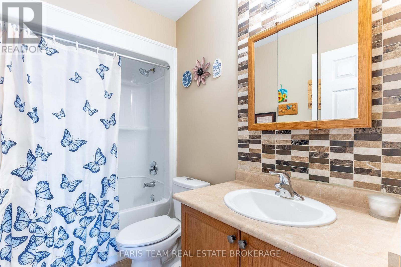 Photo 8 of 18 318 Little Avenue, Barrie ON