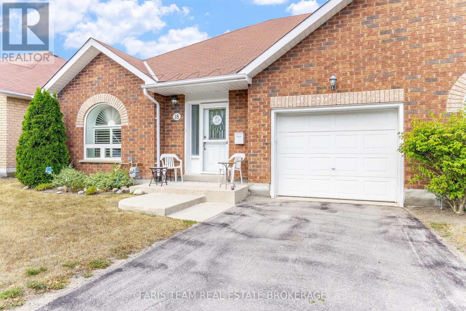 Photo 3 of 18 318 Little Avenue, Barrie ON