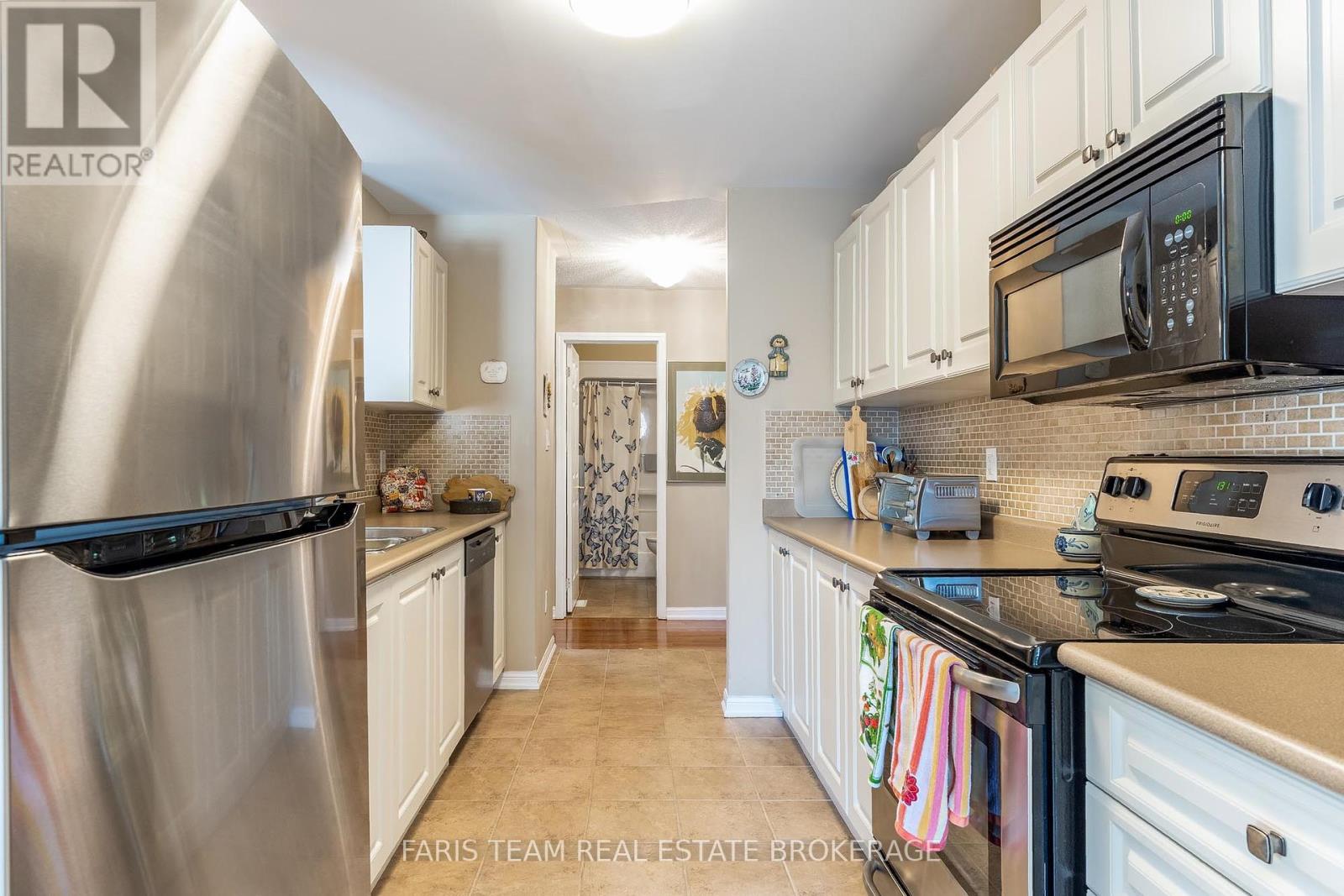 Photo 11 of 18 318 Little Avenue, Barrie ON