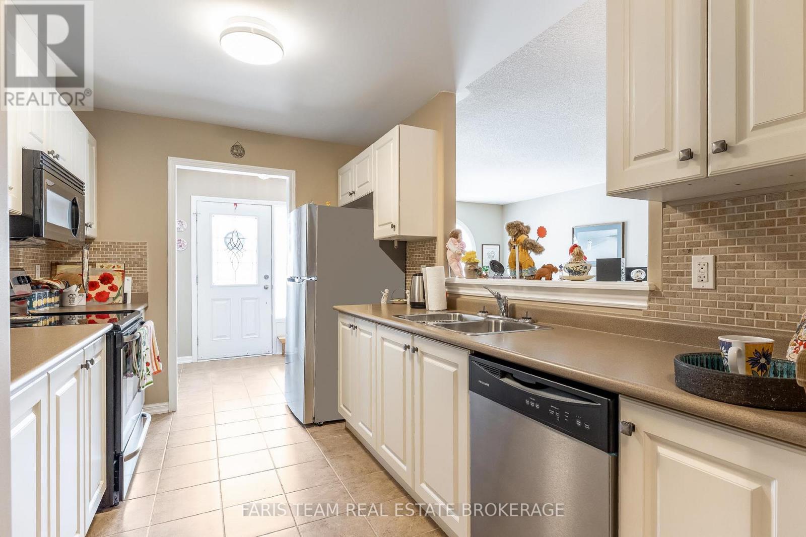 Photo 17 of 18 318 Little Avenue, Barrie ON