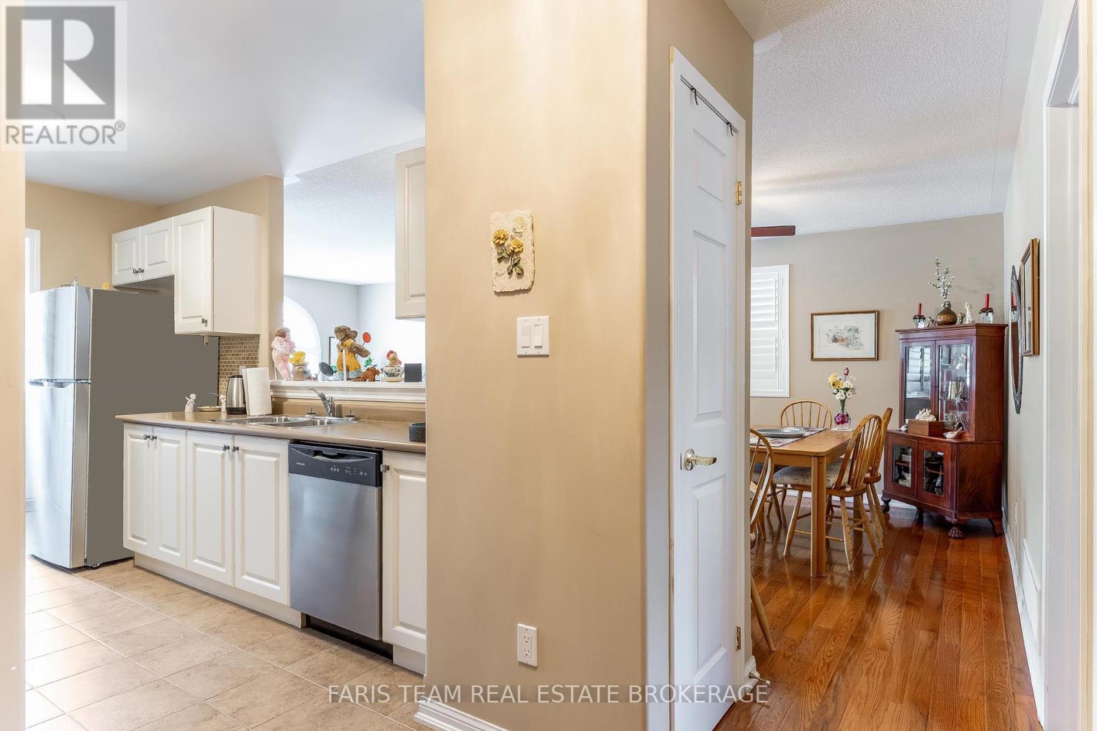 Photo 2 of 18 318 Little Avenue, Barrie ON