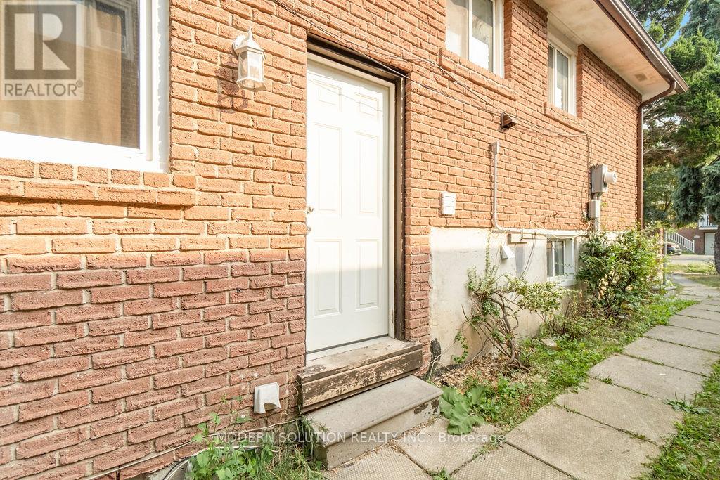 Photo 32 of 142 Mill Street N, Brampton ON