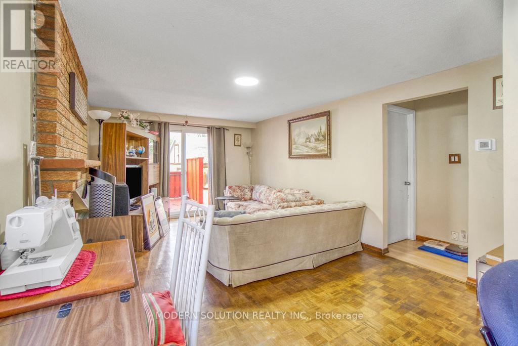 Photo 2 of 142 Mill Street N, Brampton ON