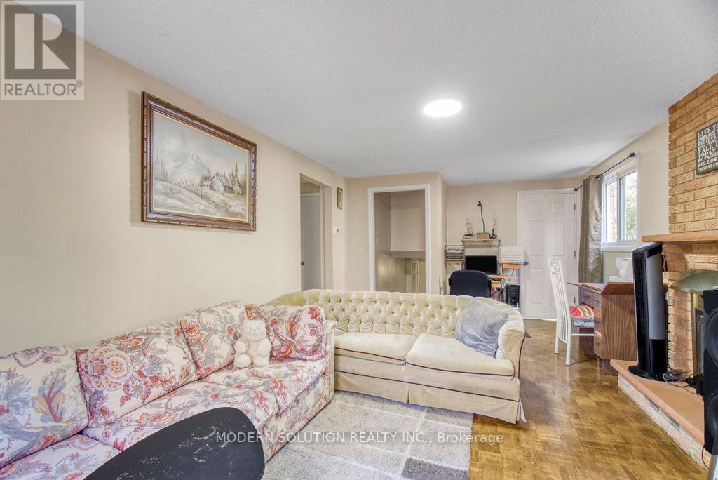 Photo 15 of 142 Mill Street N, Brampton ON
