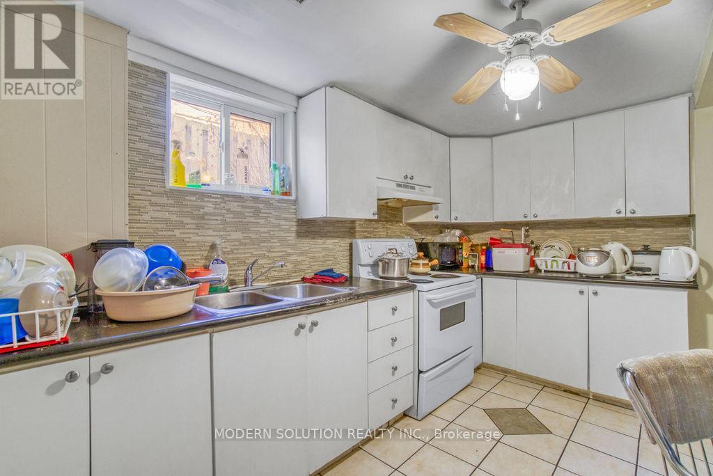 Photo 18 of 142 Mill Street N, Brampton ON