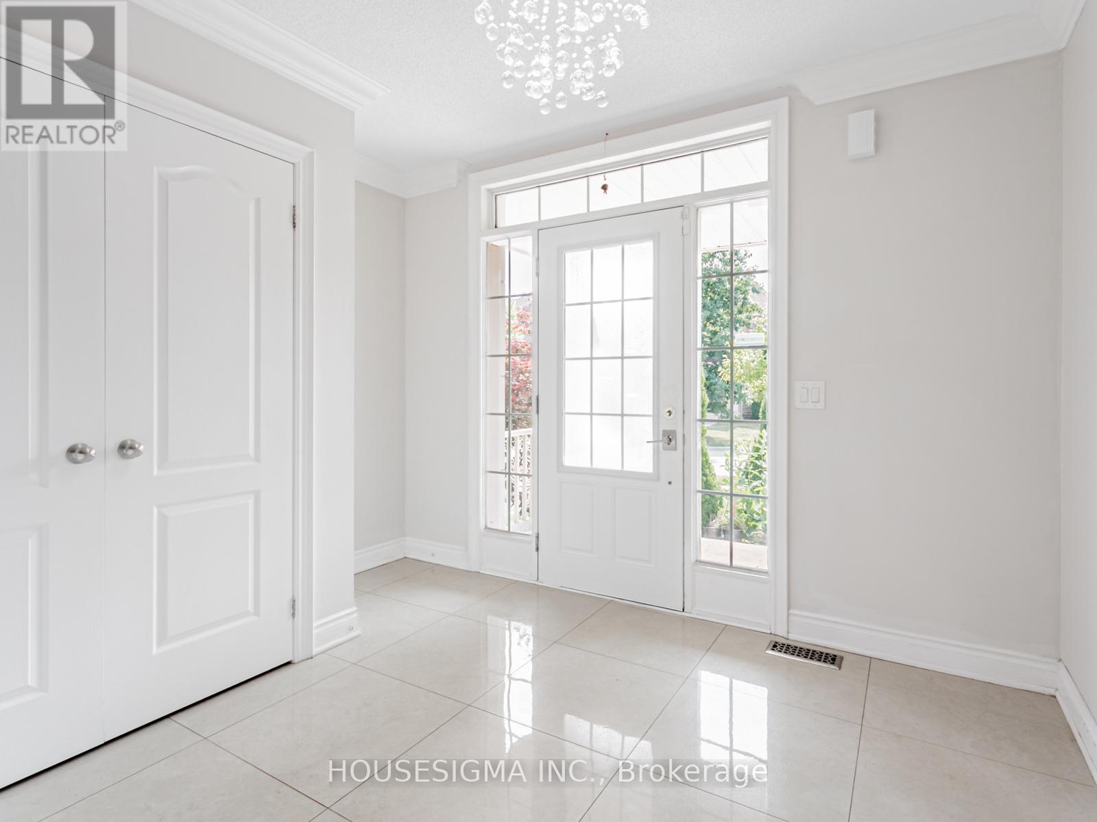Photo 4 of 12 Bear Run Road, Brampton ON