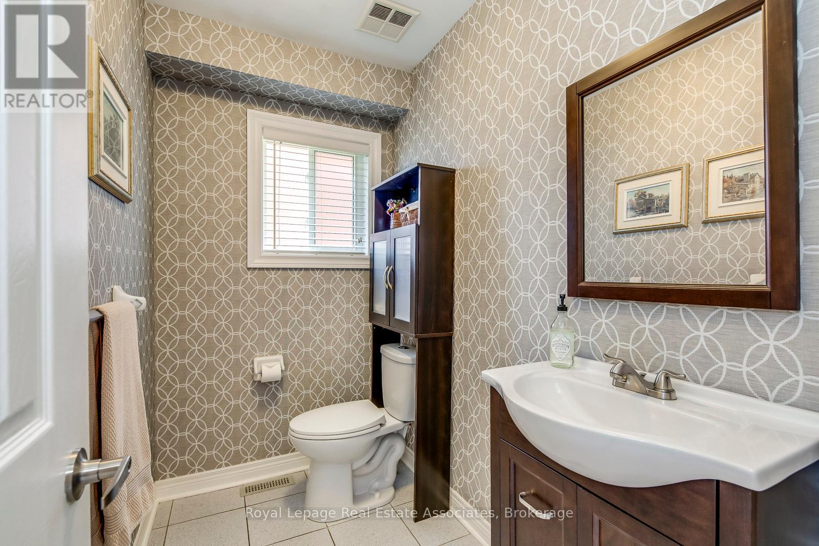 Photo 10 of 3930 Baggins Court, Mississauga ON