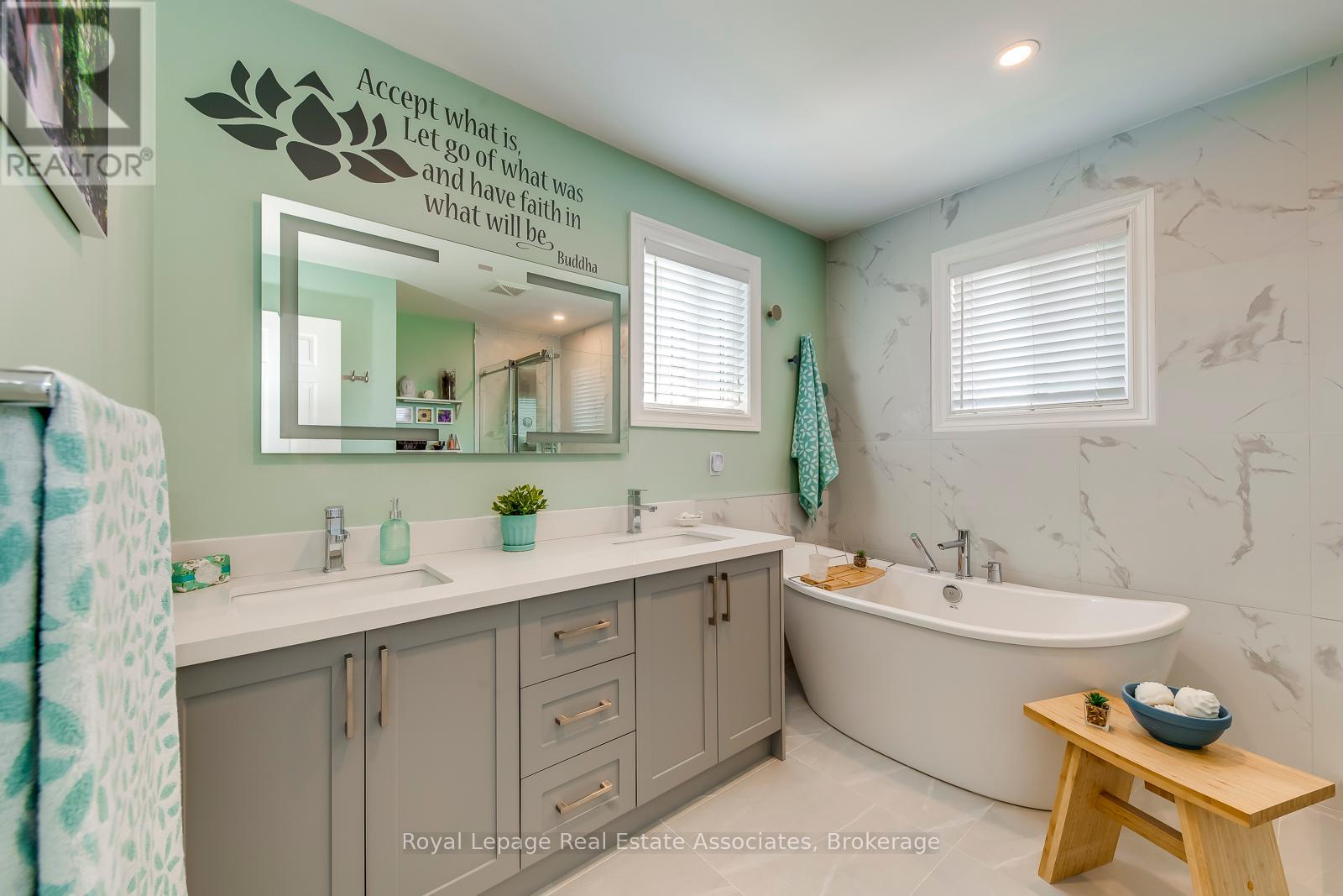 Photo 15 of 3930 Baggins Court, Mississauga ON