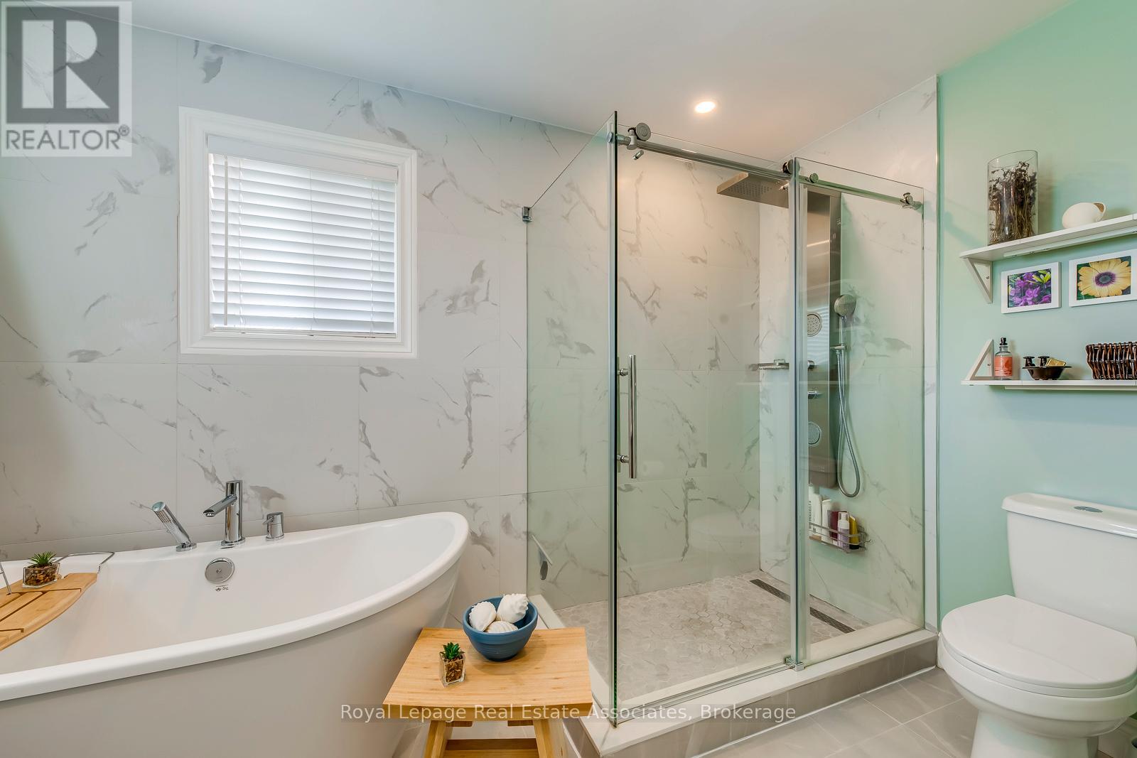 Photo 16 of 3930 Baggins Court, Mississauga ON