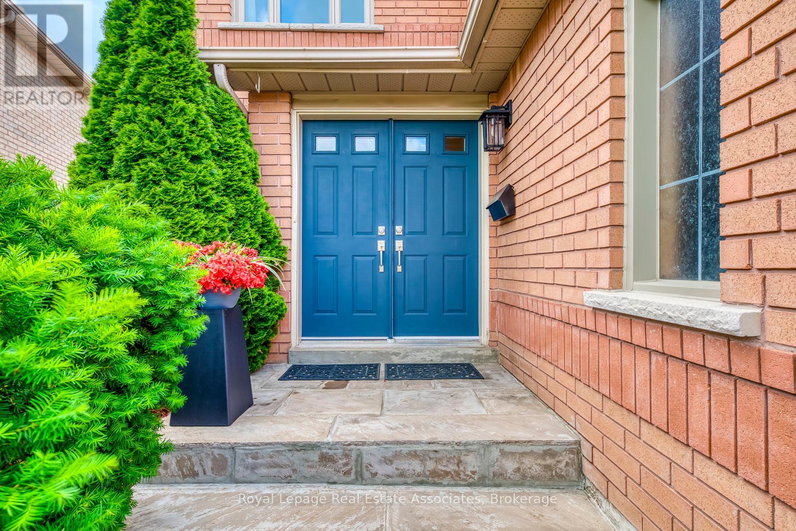 Photo 3 of 3930 Baggins Court, Mississauga ON