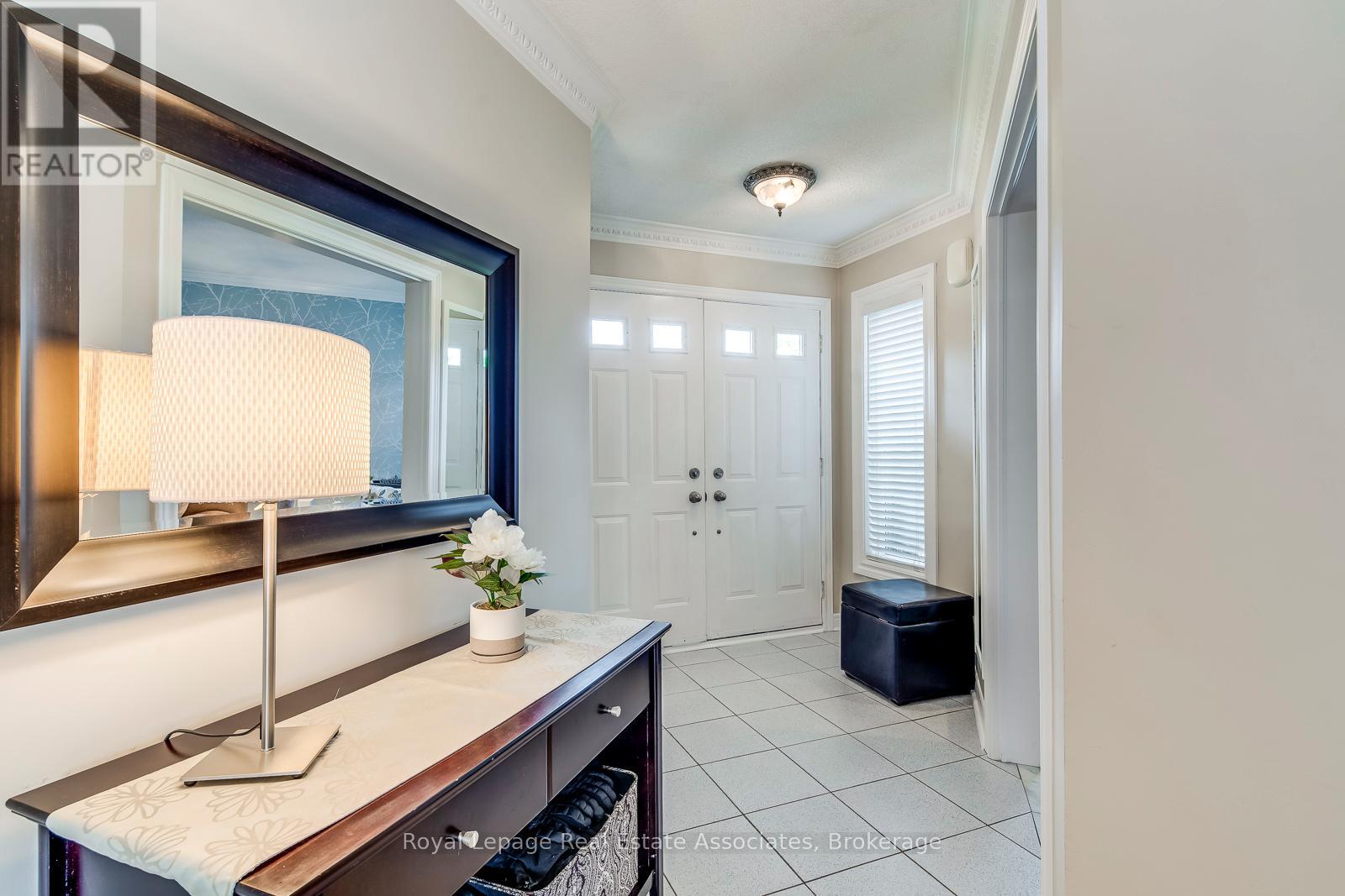 Photo 4 of 3930 Baggins Court, Mississauga ON