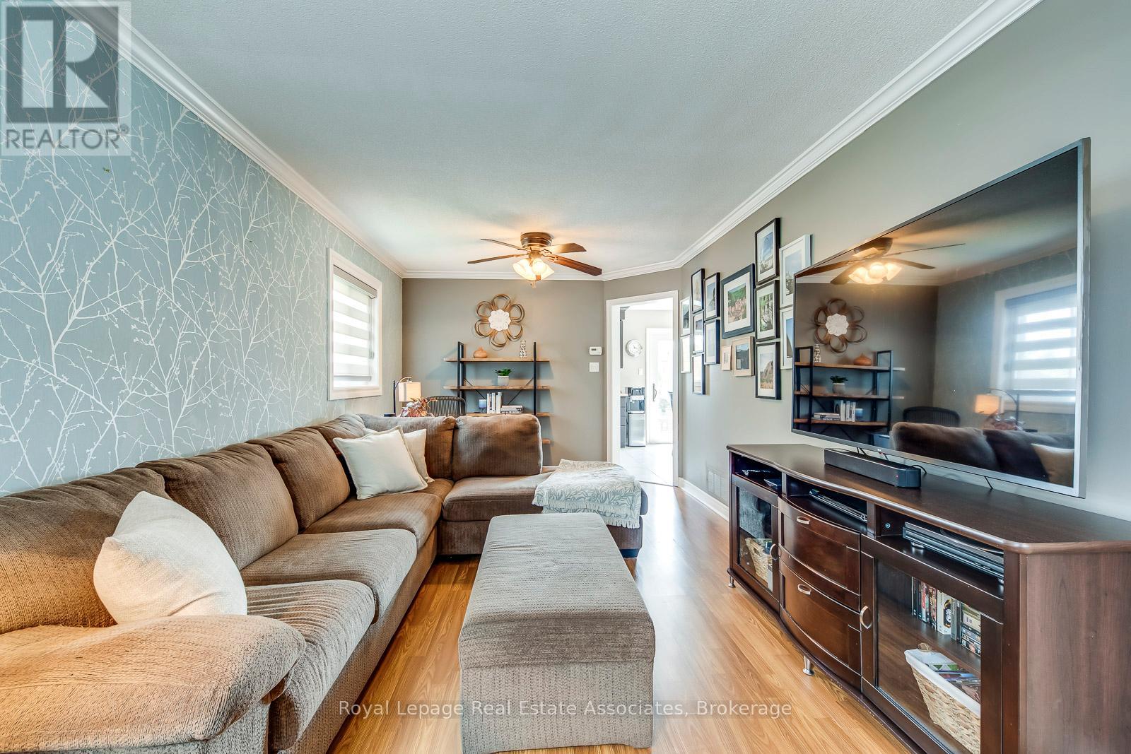 Photo 5 of 3930 Baggins Court, Mississauga ON