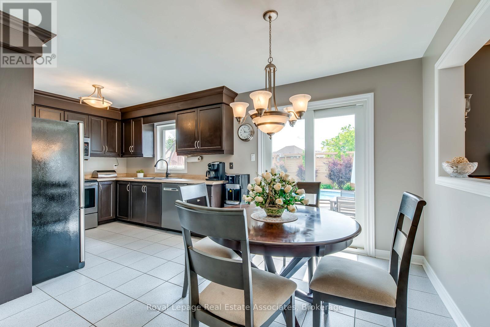 Photo 7 of 3930 Baggins Court, Mississauga ON