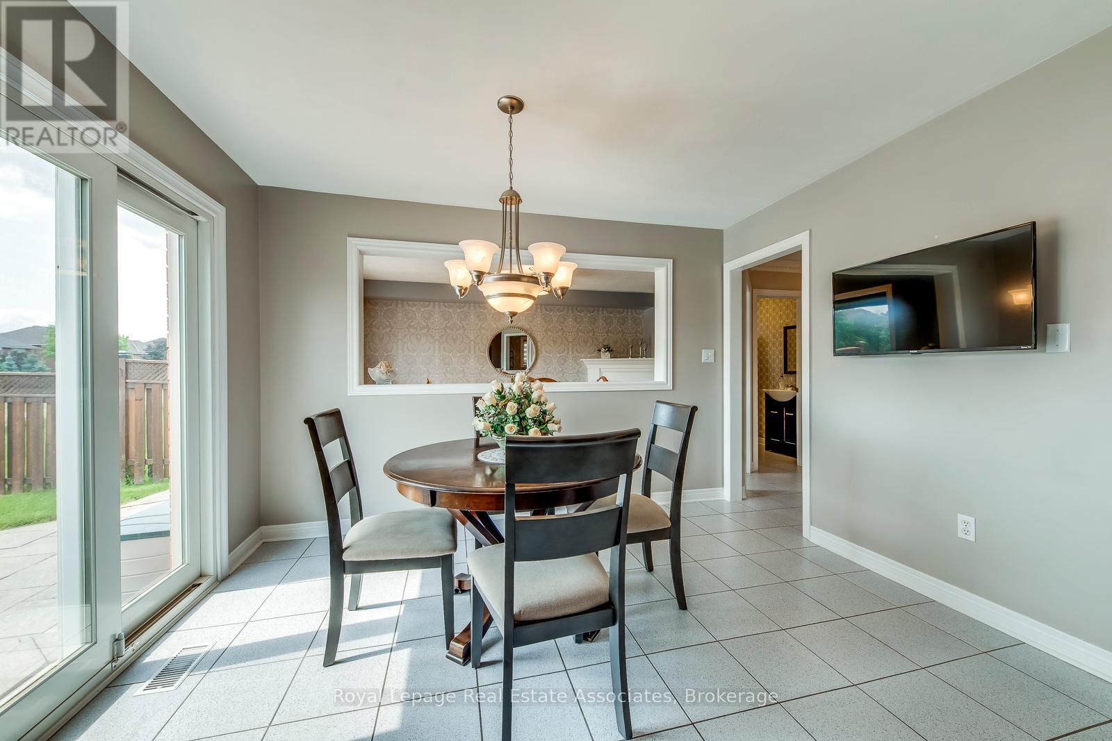 Photo 8 of 3930 Baggins Court, Mississauga ON